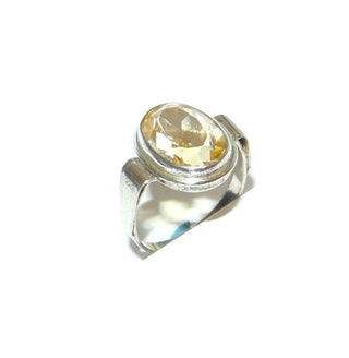 Unikatring. goldgelbes Einzelstück, handgefertigter Vintage-Citrinring aus 835 Silber, ovaler, funkelnd facettierter Citrin in Zargenfassung mit Silberspiegel, Hautkontakt, Ringweite 49,5, um 1930, Stein hat sichtbare natürliche Einschlüsse, die seine Echtheit unterstreichen - Goldschmiede-Danilo