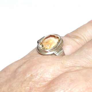 Unikatring. goldgelbes Einzelstück, handgefertigter Vintage-Citrinring aus 835 Silber, ovaler, funkelnd facettierter Citrin in Zargenfassung mit Silberspiegel, Hautkontakt, Ringweite 49,5, um 1930, Stein hat sichtbare natürliche Einschlüsse, die seine Echtheit unterstreichen - Goldschmiede-Danilo