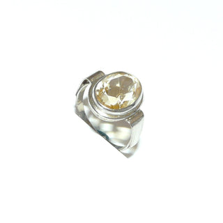 Unikatring. goldgelbes Einzelstück, handgefertigter Vintage-Citrinring aus 835 Silber, ovaler, funkelnd facettierter Citrin in Zargenfassung mit Silberspiegel, Hautkontakt, Ringweite 49,5, um 1930, Stein hat sichtbare natürliche Einschlüsse, die seine Echtheit unterstreichen - Goldschmiede-Danilo