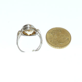 Unikatring. goldgelbes Einzelstück, handgefertigter Vintage-Citrinring aus 835 Silber, ovaler, funkelnd facettierter Citrin in Zargenfassung mit Silberspiegel, Hautkontakt, Ringweite 49,5, um 1930, Stein hat sichtbare natürliche Einschlüsse, die seine Echtheit unterstreichen - Goldschmiede-Danilo
