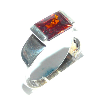 granatrotes Einzelstück, Zirkonia-Bandring aus massiv 925 Silber, Zirkonia in kräftigen Rotton, funkelnd facettierter Baguette-Schliff als Granat-Replik, Ringweite 60 - Goldschmiede-Danilo
