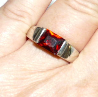 granatrotes Einzelstück, Zirkonia-Bandring aus massiv 925 Silber, Zirkonia in kräftigen Rotton, funkelnd facettierter Baguette-Schliff als Granat-Replik, Ringweite 60 - Goldschmiede-Danilo