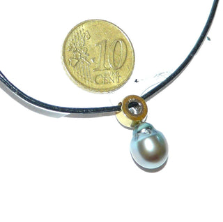 handgefertigtes Einzelstück, grau-grüner Tahiti-Perlen-Anhänger aus zweifarbiges 750 Gold mit einer anthrazitfarbene Tropfenperle breit 9,5 mm, ein funkelnd facettierter Zirkonia in einer Doppelzarge gehalten, zum Durchfädeln -	Handgefertigter Schmuck nur erhältlich bei www.danilogold-shop.de 