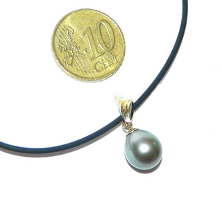 schlichtes Einzelstück, grauer Tropfen-Perlen-Anhänger aus 585 Gold, mit einer anthrazitfarbenen Tropfenperle Farbe "Tahitiperle", breit 9,5 mm, kleine runde Kappe, Dreieckschlaufe leicht gerillt -	Nur erhältlich im Onlineshop von Juwelier & Goldschmiede Danilo!