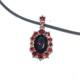 auffälliges Einzelstück, größerer Vintage-Granat-Anhänger aus 333 Gold, eine ovale Rosette bestehend aus 12 runden + einem großen ovalen Granat im Brillantschliff in typischem Granat-Rot, sicher in Krappen-Chatons gefaßt, Dreieckschlaufe mit 2 zusätzlichen Granaten, um 1980  -	Nur erhältlich bei www.danilogold-shop.de