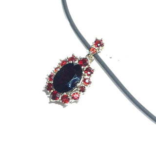 auffälliges Einzelstück, größerer Vintage-Granat-Anhänger aus 333 Gold, eine ovale Rosette bestehend aus 12 runden + einem großen ovalen Granat im Brillantschliff in typischem Granat-Rot, sicher in Krappen-Chatons gefaßt, Dreieckschlaufe mit 2 zusätzlichen Granaten, um 1980  -	Nur erhältlich bei www.danilogold-shop.de