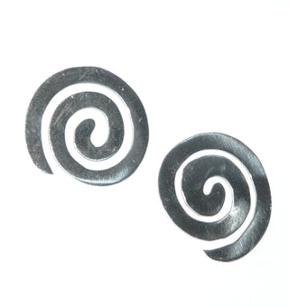 große Einzelstücke, leichte Silberohrstecker, eine flache Schnecke aus 925 Silber, runde, polierte, ausgesägte Silberflächen - Goldschmiede Danilo