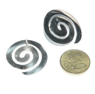 große Einzelstücke, leichte Silberohrstecker, eine flache Schnecke aus 925 Silber, runde, polierte, ausgesägte Silberflächen - Goldschmiede Danilo