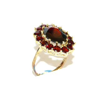 Großes Einzelstück, ovaler Granatring aus 333 Gold mit einem großen ovalen & 14 runden, funkelnd facettierten Granaten in schöner Farbe, ovale Rosette in Krappenfassungen, filigranes Körbchen, Ringweite 56 - Goldschmiede Danilo