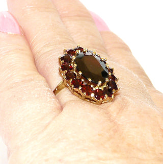 Großes Einzelstück, ovaler Granatring aus 333 Gold mit einem großen ovalen & 14 runden, funkelnd facettierten Granaten in schöner Farbe, ovale Rosette in Krappenfassungen, filigranes Körbchen, Ringweite 56 - Goldschmiede Danilo