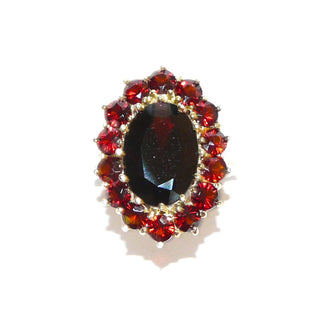 Großes Einzelstück, ovaler Granatring aus 333 Gold mit einem großen ovalen & 14 runden, funkelnd facettierten Granaten in schöner Farbe, ovale Rosette in Krappenfassungen, filigranes Körbchen, Ringweite 56 - Goldschmiede Danilo