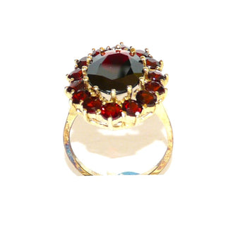 Großes Einzelstück, ovaler Granatring aus 333 Gold mit einem großen ovalen & 14 runden, funkelnd facettierten Granaten in schöner Farbe, ovale Rosette in Krappenfassungen, filigranes Körbchen, Ringweite 56 - Goldschmiede Danilo