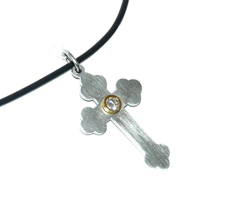 Handgefertigtes Einzelstück, großer Kreuz-Anhänger, das Knospenkreuz symbolisiert die Dreifaltigkeit, gefertigt aus Platin mit 750 Gold, gleichlaufende Streben mit gerundeten Enden, seidenmatt mit polierten Goldakzenten, ein Brillant von 0,15 Karat Wsi in der Mitte sicher in einer Zargenfassung gehalten, Runddraht-Schlaufe (Lieferung erfolgt ohne Kette) - Handgefertigtes Unikat! Nur im Onlineshop von Juwelier & Goldschmiede Danilo!