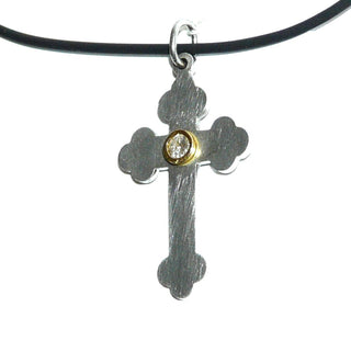 Handgefertigtes Einzelstück, großer Kreuz-Anhänger, das Knospenkreuz symbolisiert die Dreifaltigkeit, gefertigt aus Platin mit 750 Gold, gleichlaufende Streben mit gerundeten Enden, seidenmatt mit polierten Goldakzenten, ein Brillant von 0,15 Karat Wsi in der Mitte sicher in einer Zargenfassung gehalten, Runddraht-Schlaufe (Lieferung erfolgt ohne Kette) - Handgefertigtes Unikat! Nur im Onlineshop von Juwelier & Goldschmiede Danilo!