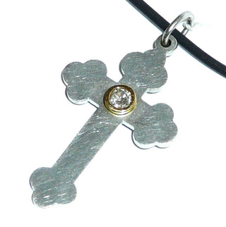 Handgefertigtes Einzelstück, großer Kreuz-Anhänger, das Knospenkreuz symbolisiert die Dreifaltigkeit, gefertigt aus Platin mit 750 Gold, gleichlaufende Streben mit gerundeten Enden, seidenmatt mit polierten Goldakzenten, ein Brillant von 0,15 Karat Wsi in der Mitte sicher in einer Zargenfassung gehalten, Runddraht-Schlaufe (Lieferung erfolgt ohne Kette) - Handgefertigtes Unikat! Nur im Onlineshop von Juwelier & Goldschmiede Danilo!