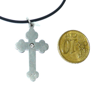 Handgefertigtes Einzelstück, großer Kreuz-Anhänger, das Knospenkreuz symbolisiert die Dreifaltigkeit, gefertigt aus Platin mit 750 Gold, gleichlaufende Streben mit gerundeten Enden, seidenmatt mit polierten Goldakzenten, ein Brillant von 0,15 Karat Wsi in der Mitte sicher in einer Zargenfassung gehalten, Runddraht-Schlaufe (Lieferung erfolgt ohne Kette) - Handgefertigtes Unikat! Nur im Onlineshop von Juwelier & Goldschmiede Danilo!