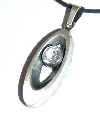 Einzelstück, Nordform-Design, großer langgezogener Nordform-Anhänger aus 925 Silber mit einem runden, funkelnd facettierten Bergkristall, seidenmatt, in den Tiefen geschwärzt. Anlaufgeschützt. Die gesamte skandinavische / finnische Nordform-Kollektion ist so designt, daß fast alle Schmuckstücke miteinander kombinierbar sind.   (Lieferung erfolgt ohne Kette) -	Finnlandschmuck bei Goldschmiede Danilo 