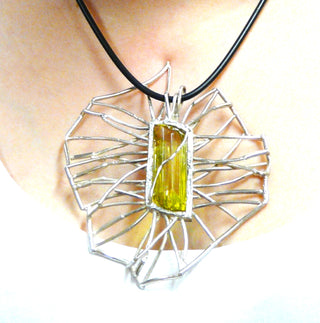 sehr großer, handgefertigter Unikat-Anhänger mit einem doppelseitig facettiertem Lemon-Quarz-Stab, gefaßt mit 925 Silber Streben, "Spinnennetz", 10,8 cm x 8,5 cm - Handgefertigtes Unikat! Nur im Danilo Gold Online Shop!
