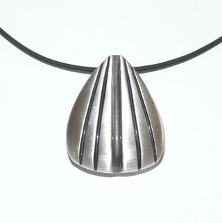 opulentes Einzelstück, Nordform-Design, großer, plastischer Statement-Anhänger "Muschel" aus 925 Silber, seidenmatt, in den Tiefen geschwärzt, verdeckte Kettenführung, abgerundet + gerieft. Anlaufgeschützt. Die gesamte skandinavische / finnische Nordform-Kollektion ist so designt, daß fast alle Schmuckstücke miteinander kombinierbar sind. Besonders gut zu diesem Schmuckstück paßt Armband Nord 0003. (Lieferung erfolgt ohne Kette) -	Finnlandschmuck bei Goldschmiede Danilo