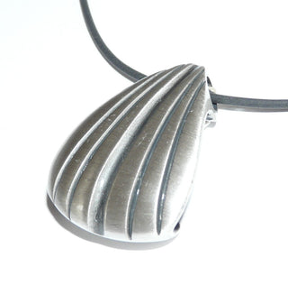 opulentes Einzelstück, Nordform-Design, großer, plastischer Statement-Anhänger "Muschel" aus 925 Silber, seidenmatt, in den Tiefen geschwärzt, verdeckte Kettenführung, abgerundet + gerieft. Anlaufgeschützt. Die gesamte skandinavische / finnische Nordform-Kollektion ist so designt, daß fast alle Schmuckstücke miteinander kombinierbar sind. Besonders gut zu diesem Schmuckstück paßt Armband Nord 0003. (Lieferung erfolgt ohne Kette) -	Finnlandschmuck bei Goldschmiede Danilo