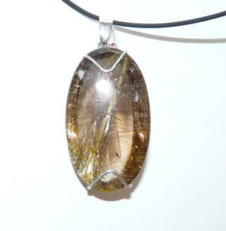 Handarbeit, Einzelstück, großer Unikat-Anhänger "Speer" aus 925 Silber mit einem lang-ovalen Rauchquarz, vorne flachgewölbt, hinten bauchig mit Mittelfacette, golden schimmernde Rutilnadel-Einschlüsse, die an einen Speer erinnern, sicher gehalten durch 2 dezente Silberdrähte, Hautkontakt (Lieferung erfolgt ohne Kette) -	Handgefertigter Schmuck nur erhältlich bei www.danilogold-shop.de 