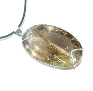 Handarbeit, Einzelstück, großer Unikat-Anhänger "Speer" aus 925 Silber mit einem lang-ovalen Rauchquarz, vorne flachgewölbt, hinten bauchig mit Mittelfacette, golden schimmernde Rutilnadel-Einschlüsse, die an einen Speer erinnern, sicher gehalten durch 2 dezente Silberdrähte, Hautkontakt (Lieferung erfolgt ohne Kette) -	Handgefertigter Schmuck nur erhältlich bei www.danilogold-shop.de 