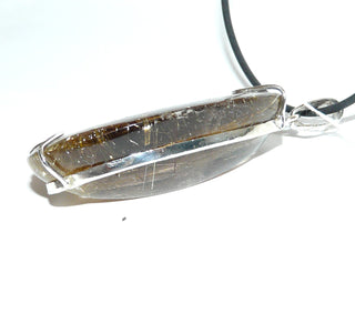 Handarbeit, Einzelstück, großer Unikat-Anhänger "Speer" aus 925 Silber mit einem lang-ovalen Rauchquarz, vorne flachgewölbt, hinten bauchig mit Mittelfacette, golden schimmernde Rutilnadel-Einschlüsse, die an einen Speer erinnern, sicher gehalten durch 2 dezente Silberdrähte, Hautkontakt (Lieferung erfolgt ohne Kette) -	Handgefertigter Schmuck nur erhältlich bei www.danilogold-shop.de 