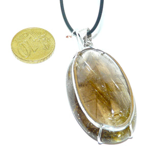 Handarbeit, Einzelstück, großer Unikat-Anhänger "Speer" aus 925 Silber mit einem lang-ovalen Rauchquarz, vorne flachgewölbt, hinten bauchig mit Mittelfacette, golden schimmernde Rutilnadel-Einschlüsse, die an einen Speer erinnern, sicher gehalten durch 2 dezente Silberdrähte, Hautkontakt (Lieferung erfolgt ohne Kette) -	Handgefertigter Schmuck nur erhältlich bei www.danilogold-shop.de 