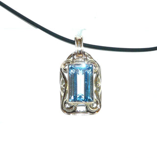 handgefertigtes Einzelstück, großer Vintage-Anhänger aus massivem, hellem 333 Gelbgold mit einer hellblauen, für die Zeit typische, funkelnd facettierte, rechteckige Aquamarin-Replik, Handarbeit um 1950 -	Handgefertigtes Unikat! Nur im Onlineshop von Juwelier & Goldschmiede Danilo!