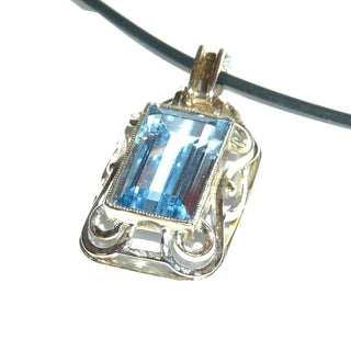 handgefertigtes Einzelstück, großer Vintage-Anhänger aus massivem, hellem 333 Gelbgold mit einer hellblauen, für die Zeit typische, funkelnd facettierte, rechteckige Aquamarin-Replik, Handarbeit um 1950 -	Handgefertigtes Unikat! Nur im Onlineshop von Juwelier & Goldschmiede Danilo!