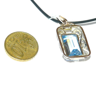 handgefertigtes Einzelstück, großer Vintage-Anhänger aus massivem, hellem 333 Gelbgold mit einer hellblauen, für die Zeit typische, funkelnd facettierte, rechteckige Aquamarin-Replik, Handarbeit um 1950 -	Handgefertigtes Unikat! Nur im Onlineshop von Juwelier & Goldschmiede Danilo!