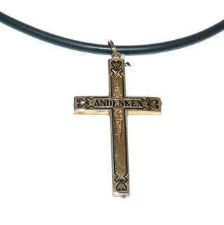 antikes Einzelstück, großer Vintage-Kreuz-Anhänger aus der Gründerzeit, Trauerkreuz aus 585 Gold, schwarzes Emaille mit dem Schriftzug Andenken, gravierte Oberfläche, poliert, um 1900, auch als Herrenanhänger geeignet -	Vintage-Schmuck nur im Onlineshop von danilogold!