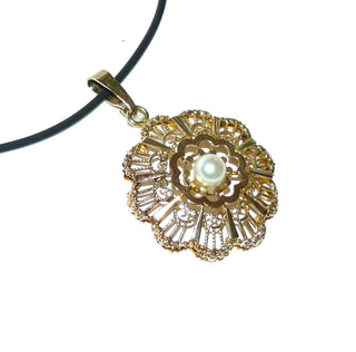 filigran wirkendes Einzelstück, großer Vintage-Perlen-Anhänger, gearbeitet in runder Rosetten-Form mit einer Akoja-Perle im Mittelpunkt aus massivem 333 Gold, Andreas Daub um 1940 -	Vintage-Schmuck nur im Onlineshop von danilogold!