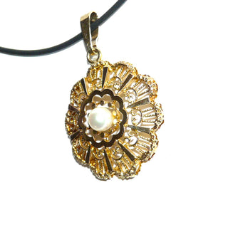 filigran wirkendes Einzelstück, großer Vintage-Perlen-Anhänger, gearbeitet in runder Rosetten-Form mit einer Akoja-Perle im Mittelpunkt aus massivem 333 Gold, Andreas Daub um 1940 -	Vintage-Schmuck nur im Onlineshop von danilogold!