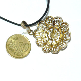 filigran wirkendes Einzelstück, großer Vintage-Perlen-Anhänger, gearbeitet in runder Rosetten-Form mit einer Akoja-Perle im Mittelpunkt aus massivem 333 Gold, Andreas Daub um 1940 -	Vintage-Schmuck nur im Onlineshop von danilogold!