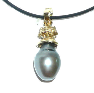 großes, auffallendes Einzelstück, antiker Tahiti-Perlen-Pendel-Anhänger, Vintage aus 585 Gold mit einer großen, tropfenförmigen, graugrünlich schimmernden Tahiti-Perle mit einem Durchmesser von 12,4 mm, Krönchen-Kappe mit einer feststehenden Schlaufe, um 1900, Gesamtlänge 35,4 mm - Unikate und Pretiosen nur erhältlich im Onlineshop der Goldschmiede Danilo!