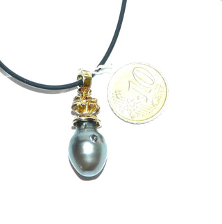 großes, auffallendes Einzelstück, antiker Tahiti-Perlen-Pendel-Anhänger, Vintage aus 585 Gold mit einer großen, tropfenförmigen, graugrünlich schimmernden Tahiti-Perle mit einem Durchmesser von 12,4 mm, Krönchen-Kappe mit einer feststehenden Schlaufe, um 1900, Gesamtlänge 35,4 mm - Unikate und Pretiosen nur erhältlich im Onlineshop der Goldschmiede Danilo!