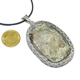 großes Einzelstück, fossiler ovaler Korallenanhänger, versteinert in braun-beige mit 835 Silberrahmen mit Bögen und Kordeldraht - Goldschmiede Danilo