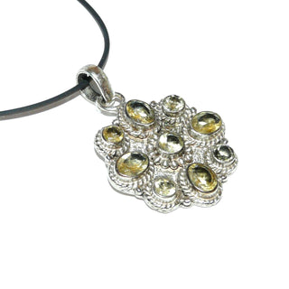 großes Einzelstück, gelber Citrin-Anhänger 925 Silber in Blumen- / Rosettenform bestehend aus 9 funkelnd facettierten, runden & ovalen gelben Citrinen in Zargenfassungen mit Kordelumrandung gehalten, große Dreieckschlaufe, Handarbeit - Goldschmiede Danilo