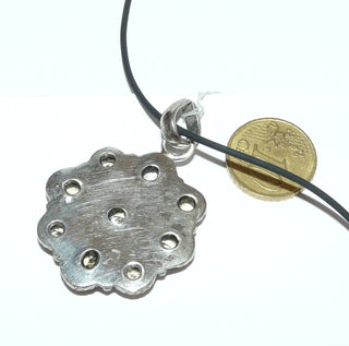 großes Einzelstück, gelber Citrin-Anhänger 925 Silber in Blumen- / Rosettenform bestehend aus 9 funkelnd facettierten, runden & ovalen gelben Citrinen in Zargenfassungen mit Kordelumrandung gehalten, große Dreieckschlaufe, Handarbeit - Goldschmiede Danilo