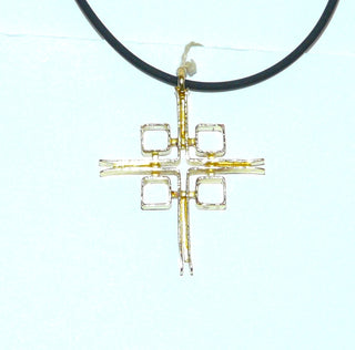 handgefertigtes Unikat, großer massiver Kreuz-Anhänger aus 750 Gold, gleichlaufende Doppel-Streben mit geöffnete Enden + 4 Quadraten, geschweißte, strukturierte Seitenflächen, Schlaufe-	Handgefertigtes Unikat! Nur im Onlineshop von Juwelier & Goldschmiede Danilo!