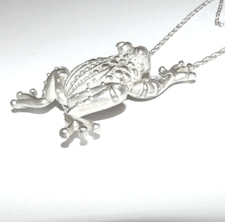 großes detaillegetreues Einzelstück, Unikat-Anhänger "Frosch", in den Tiefen weißgesiedet, polierte Oberfläche, ca. 45 mm x 33 mm, variabel tragbar) - Handgefertigtes Unikat! Nur im www.DaniloGold-Shop.de 