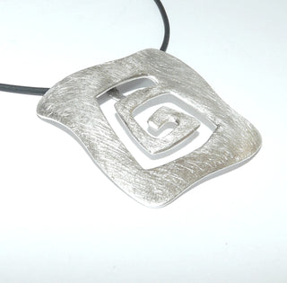 großes Einzelstück, quadratischer Anhänger aus massiv 925 Silber, eismatt mit abgerundeten Ecken, einer Meander ähnlichen Aussägung und verdeckte Schlaufe. Dazu paßt Ohr 0127 (Lieferung erfolgt ohne Kette) -	Nur erhältlich bei www.danilogold-shop.de