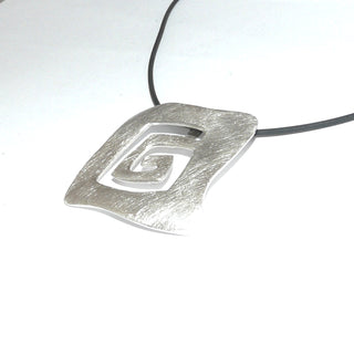 großes Einzelstück, quadratischer Anhänger aus massiv 925 Silber, eismatt mit abgerundeten Ecken, einer Meander ähnlichen Aussägung und verdeckte Schlaufe. Dazu paßt Ohr 0127 (Lieferung erfolgt ohne Kette) -	Nur erhältlich bei www.danilogold-shop.de