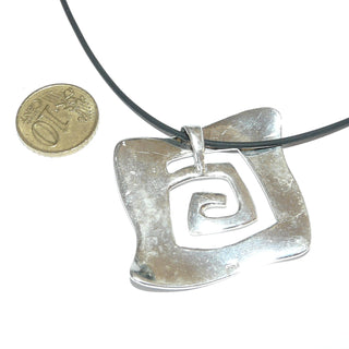 großes Einzelstück, quadratischer Anhänger aus massiv 925 Silber, eismatt mit abgerundeten Ecken, einer Meander ähnlichen Aussägung und verdeckte Schlaufe. Dazu paßt Ohr 0127 (Lieferung erfolgt ohne Kette) -	Nur erhältlich bei www.danilogold-shop.de