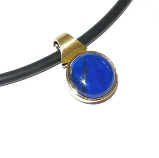 schlichtes Einzelstück, runder Lapislazuli-Anhänger mit einem großen königsblauen Lapislazuli-Cabochon mit schöner goldener Maserung, massiv 585 Gold, große Clipöse auch zum Einhängen in Perlen und Edelsteinketten -	Einzelstücke nur erhältlich bei www.danilogold-shop.de