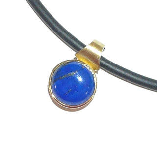 schlichtes Einzelstück, runder Lapislazuli-Anhänger mit einem großen königsblauen Lapislazuli-Cabochon mit schöner goldener Maserung, massiv 585 Gold, große Clipöse auch zum Einhängen in Perlen und Edelsteinketten -	Einzelstücke nur erhältlich bei www.danilogold-shop.de