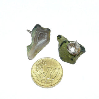 grün-graue Einzelstücke, Achatkristall-Ohrstecker, in der Mitte geteilte Achat-Druse mit natürlichen, funkelnden Bergkristallen & 925 Silber - Goldschmiede Danilo