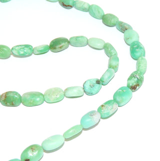 hellgrünes Einzelstück, Unikat-Edelsteinkette, apfelgrüne Chrysopraskette aus flachen Ovalen mit natürlichen Einschlüssen, Verschluß Kugel-Bajonett aus Metall als Mittelteil tragbar, Länge 47cm, flexibel aufgefädelt auf Stahlseide - Goldschmiede Danilo