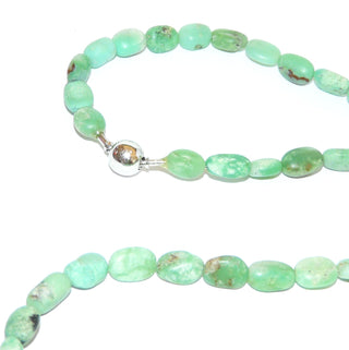 hellgrünes Einzelstück, Unikat-Edelsteinkette, apfelgrüne Chrysopraskette aus flachen Ovalen mit natürlichen Einschlüssen, Verschluß Kugel-Bajonett aus Metall als Mittelteil tragbar, Länge 47cm, flexibel aufgefädelt auf Stahlseide - Goldschmiede Danilo